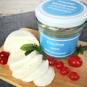 Mozzarella in Scheiben mit Tomaten angerichtet