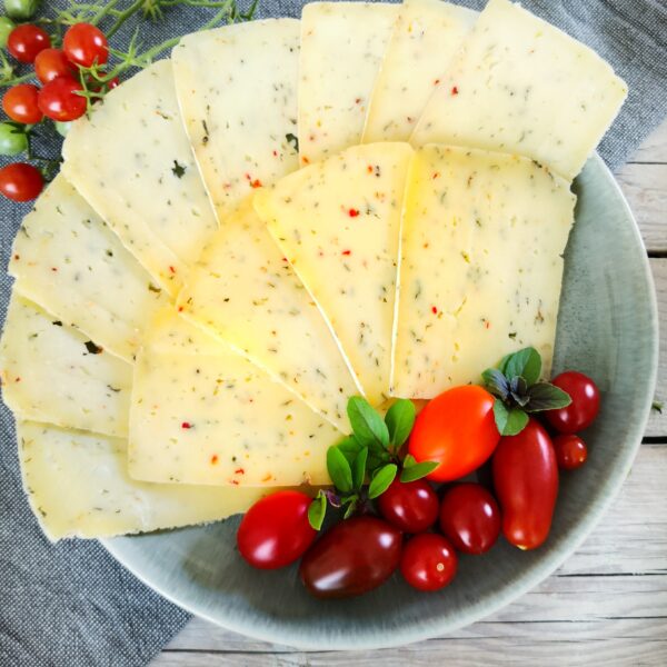 Schnitkäse in einer Schüssel angerichtet und mit Tomaten und Basilikum garniert; HofladenBOX