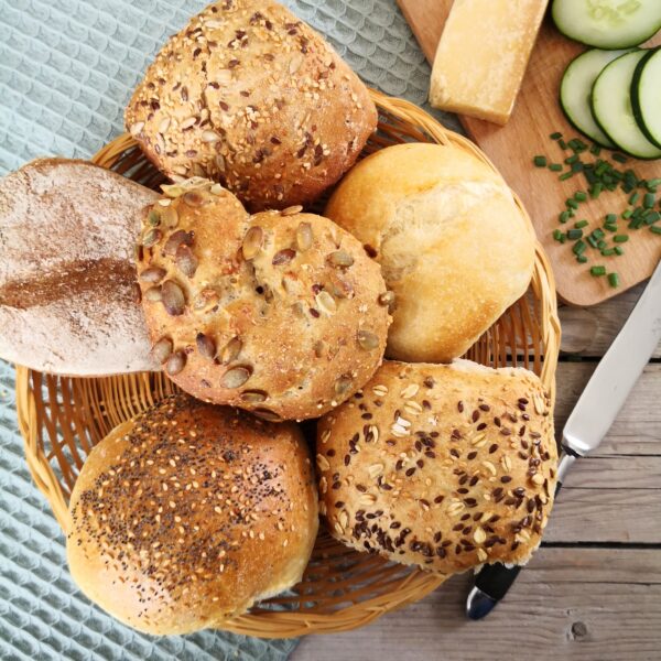 verschiedene Brötchen in einem Korb angerichtet; HofladenBOX