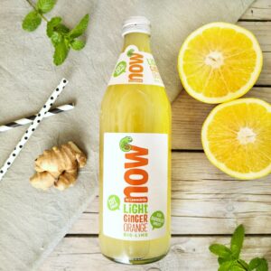 Orangen-Ingwer-Limonade dekoriert mit Orangen und Ingwer; HofladenBOX