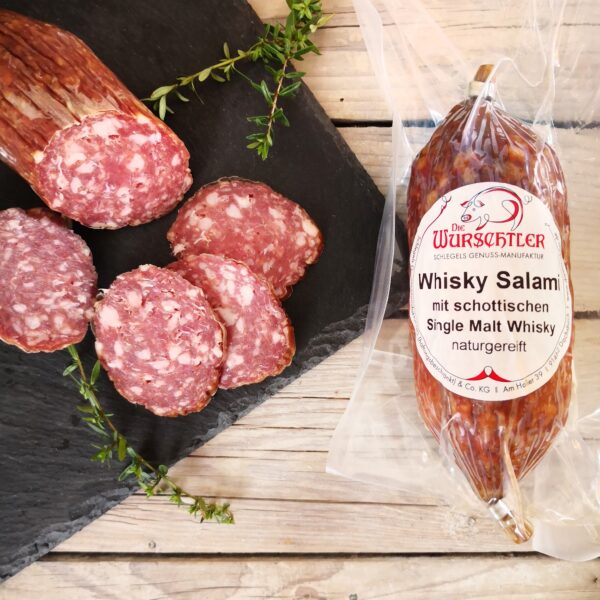 Salami aufgeschnitten auf einer Schieferplatte angerichtet und mit Kräutern garniert; HofladenBOX